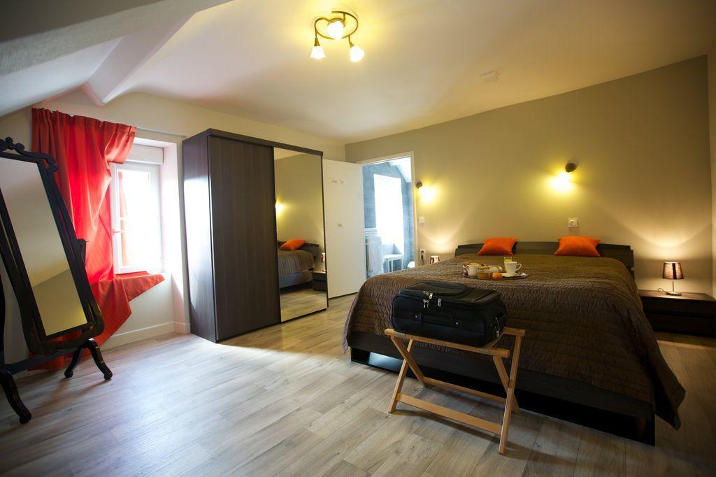 Logis Hotel Le Petit Breuil La Courtine Esterno foto